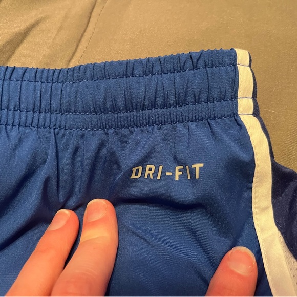 NIKE DRI-FIT BLUE AND WHITE MEDIUM SHORTS - Picture 5 of 6